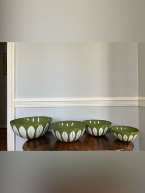 Set of 4 Mid Century Modern Catherineholm Avocado Green White Lotus Enamel Bowls